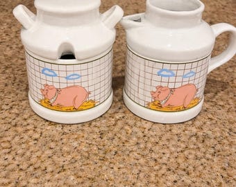 Conjunto Vintage de Cremeira e Açucareiro de Cerâmica com Tampa em Formato de Porquinho de Fazenda | Decoração para Cozinha Rústica