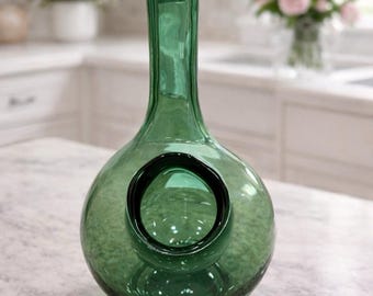Grön handblåst glaskanna, rund form, blank yta, handgjord