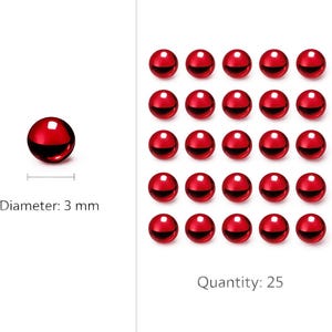 Può includere: Un set di 25 piccole perline rosse sferiche e lucide, ciascuna con un diametro di 3 mm. Le perline sono disposte in una griglia di cinque per cinque, e una singola perlina è mostrata separatamente a sinistra con una linea di misura di 3 mm.