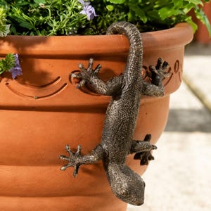 Resin Lizard Plant Pot Ornament, Hanging Gecko Flower Pot Decor, Garden Planter Companion, Reptile Garden Art, Plant Lover Gift