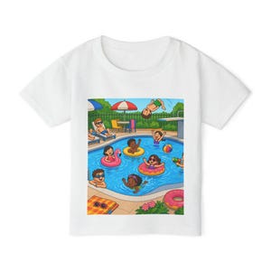 Op de afbeelding: Een wit t-shirt met korte mouwen en een kleurrijke grafische print van een zwembadscène. De illustratie toont meerdere kinderen die in het blauwe water spelen met zwembanden, waaronder een roze flamingo en een donutvormige ring.