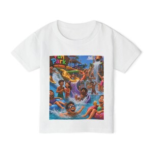 Op de afbeelding: Een wit T-shirt met korte mouwen en een kleurrijke grafische print van een waterpark. De afbeelding toont meerdere mensen die zwemmen en spelen op waterglijbanen, met de tekst "Fun Park" zichtbaar in de linkerbovenhoek van de afbeelding.