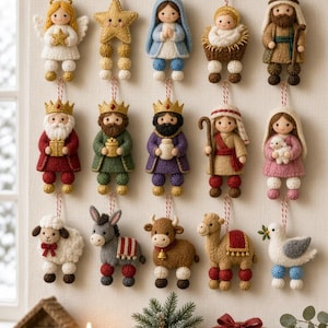 Può includere: Una collezione di quindici ornamenti da appendere in feltro che raffigurano una scena della natività, incluse figure di un angelo, una stella, Maria, Gesù bambino, Giuseppe, tre re, un pastore, una ragazza con un agnello, una pecora, un asino, una mucca, un cammello e una colomba.