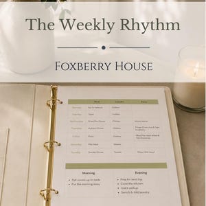 以下が含まれることがあります： Foxberry Houseの「The Weekly Rhythm」と題された週刊プランナーの印刷ページが入ったクリーム色の3穴バインダー。ページには、毎日の食事、洗濯、その他のタスク、および朝と夕方のルーチンチェックリストの表が記載されています。