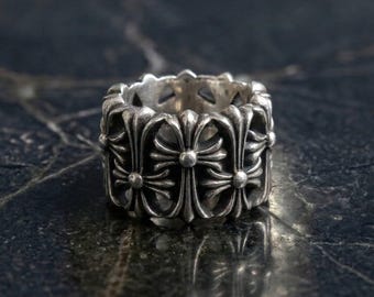 Anillo con cruz tallada, banda ancha de plata con cuatro cruces ornamentadas en marcos abiertos, anillo gótico con mensaje religioso para hombre, joyería religiosa envejecida.