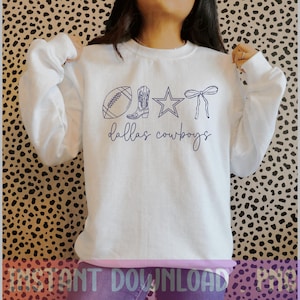 Op de afbeelding: Witte sweatshirt met een ronde hals en een marineblauwe afbeelding van een voetbal, cowboylaars, ster en strik. De woorden "dallas cowboys" staan eronder in marineblauw schrift.