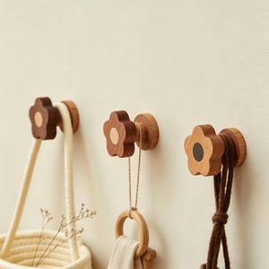 Grazioso gancio da parete in legno massello con motivo floreale, pomello minimalista in legno a forma di fiore per armadietto, gancio appendiabiti decorativo per camera da letto, cucina, lavanderia, ingresso, bagno.
