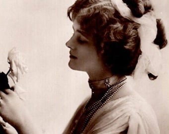 British Stage Actress And Beauty Gertie Millar Original Antique Photo Postcard
