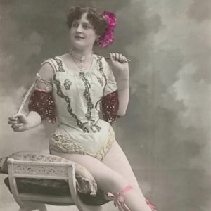 Carte postale ancienne photo danseuse burlesque dominatrice avec un fouet image 1