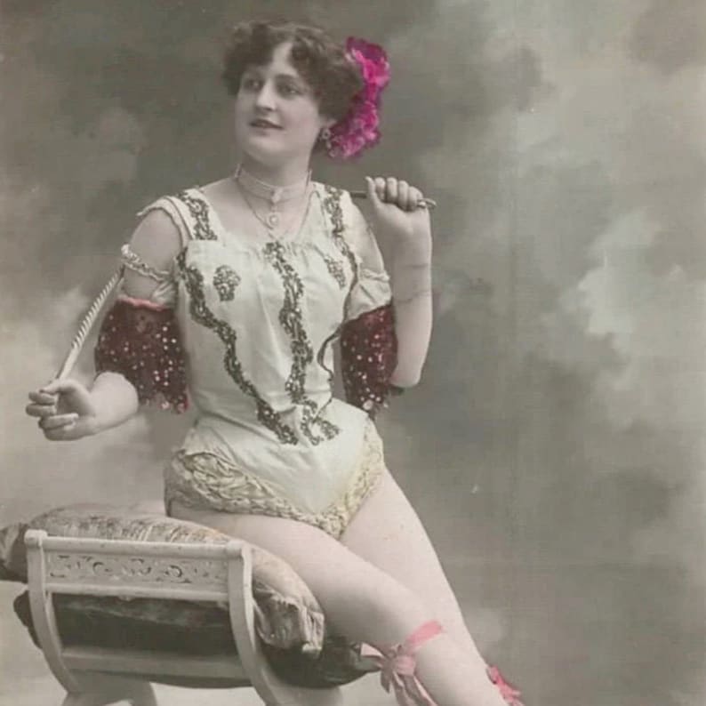 Carte postale ancienne photo danseuse burlesque dominatrice avec un fouet image 1