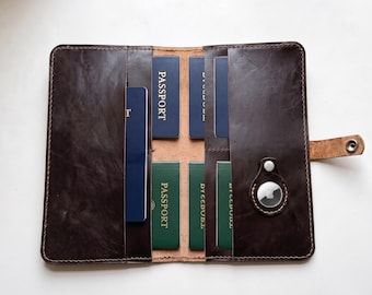 Handgefertigte Reisepasshülle aus Leder für 6 Personen | Reisebrieftasche mit AirTag-Fach