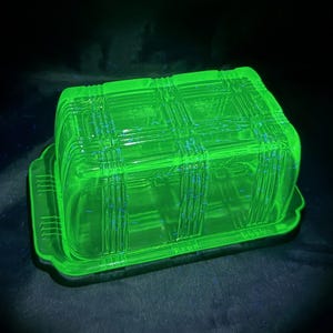Vintage 1930s Green Uranium Glass Crisscross 1 Lb Butter Dish