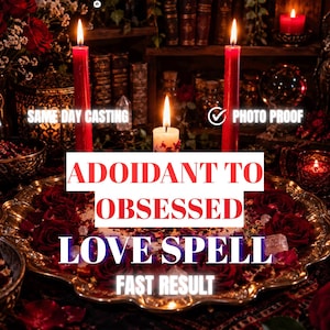 Puede incluir: Un conjunto ritual con tres velas encendidas, dos rojas altas y una blanca más corta, sobre una bandeja dorada festoneada llena de pétalos de rosa rojo oscuro y cristales. Texto: SAME DAY CASTING, PHOTO PROOF, ADOIDANT TO OBSESSED LOVE SPELL, FAST RESULT.