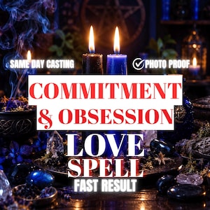 Peut inclure: Deux bougies piliers, une noire et une bleue, avec des flammes allumées. L'image contient le texte SAME DAY CASTING, PHOTO PROOF, COMMITMENT & OBSESSION LOVE SPELL et FAST RESULT. Des cristaux et herbes bleu foncé et noirs entourent les bougies.