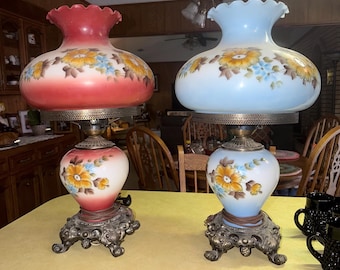 Lámparas vintage inspiradas en Lo que el viento se llevó: lámparas de mesa de cristal opalino con diseño floral pintadas a mano.