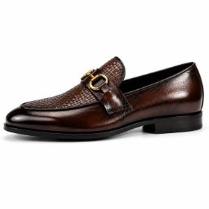 Pode incluir: Um mocassim de couro castanho escuro com uma textura entran&ccedil;ada no peito do p&eacute; e um acabamento liso no calcanhar e nas laterais. O sapato &eacute; acentuado com um detalhe de brid&atilde;o em metal dourado no topo e tem um salto e sola pretos.