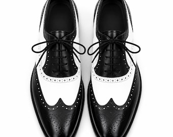 Pode incluir: Um par de sapatos oxford wingtip em preto e branco com um padrão brogue clássico e perfurações decorativas ao longo das costuras. Os sapatos têm um acabamento polido, atacadores pretos e um design bicolor distinto com biqueira.