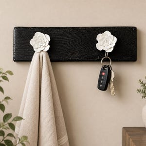 Crochets muraux rustiques en bois noir avec boutons en forme de fleur blanche | Porte-clés d'entrée fait main | Organisateur mural style ferme