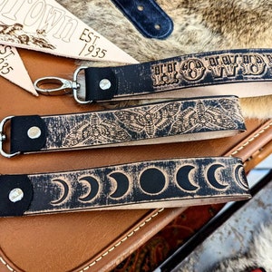 ¡HOLA!, Polilla, Fases lunares, Correa de muñeca, Clip para llavero de cuero en relieve, Capacidad para más de 3 llaveros, ¡Sujete sus llaves a casi cualquier cosa!