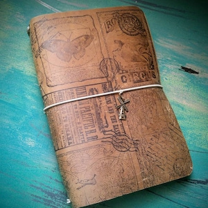 Rustikales Leder Traveler's Journal - World News Print, Reisecharme - 9 "x6,5", Hält Journale bis zu 8,5 "x5,5"! Auf Bestellung