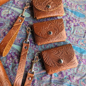 Genietete Brieftasche, Schlüsselanhänger, geprägtes Leder, minimalistische Brieftasche, Brieftasche, Brieftasche aus einem Stück, made in Texas, Made To Order
