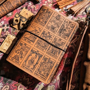 Lasergegraveerd leren reizigersdagboek, tarotkaart, print, 9 x 6,5 inch, ruimte voor dagboeken van maximaal 8,5 x 5,5 inch! A5, op bestelling gemaakt