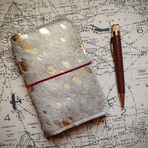 Haar-auf-Rindsleder, Leder Passport Brieftasche, B7 Notebook Cover, Fieldnotes Cover, Mini Journal, Acid Washed, Gold Metallic, Made To Order