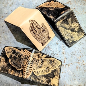 Cartera de cuero repujado de dos hojas, cartera de cuero curtido vegetal, cartera única para hombre, polilla halcón con cabeza de muerte, quiromancia, hecha a pedido