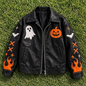 Puede incluir: Una chaqueta de piel sintética negra con un parche de fantasma blanco en el pecho izquierdo y un parche de calabaza naranja en el derecho. Las mangas incluyen detalles de cordones naranjas, gráficos de murciélagos blancos y llamas.