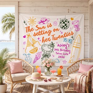 Könnte beinhalten: Ein weißer Wandteppich aus Stoff mit bunten Illustrationen von Sonne, Hut, Discokugel, Cocktail, Bikini, Eiscreme und Surfbrett. Der Text lautet: The Sun is setting on her Twenties, Ashley's 30th Birthday, Tahoe Lake 2026.