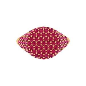 Könnte beinhalten: Ein Goldring mit einem breiten, ovalen Kopf, der dicht mit zahlreichen kleinen, leuchtend pink-roten Edelsteinen besetzt ist. Die Steine sind in einem präzisen Gittermuster angeordnet und werden von winzigen Goldkrappen gehalten.