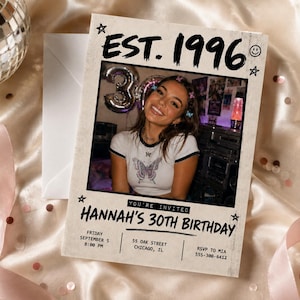 Può includere: Un biglietto d'invito di compleanno rettangolare con sfondo beige e testo nero. In alto c'è scritto EST. 1996 con stelle e una faccina sorridente. Al centro c'è la foto di una persona che indossa una maglietta bianca con farfalla. In basso c'è scritto HANNAH'S 30TH BIRTHDAY, data, ora, indirizzo e dettagli RSVP.