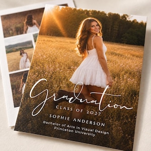 Könnte beinhalten: Eine Abschlussankündigungskarte mit einem Foto einer Person in einem weißen Kleid auf einem Feld bei Sonnenuntergang. Der Text lautet Graduation CLASS OF 2027, SOPHIE ANDERSON, Bachelor of Arts in Visual Design, Princeton University.