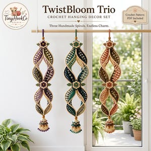 以下が含まれることがあります： 「TwistBloom Trio Crochet Hanging Decor Set」と記された3つの吊り下げ式かぎ針編みスパイラル装飾。各ピースは中央の花のモチーフ、星型の切り抜きがあるねじれた構造、そして底部のタッセルが特徴で、紫、緑、オレンジの色合いです。