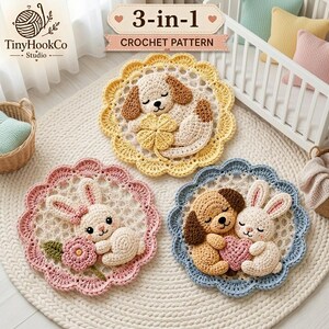 Pode incluir: Três padrões circulares de crochê com desenhos de animais. Um mostra um cachorrinho com um trevo em amarelo, um um coelhinho com uma flor em rosa, e um um cachorrinho e coelhinho com um coração em azul. O texto diz 3-in-1 CROCHET PATTERN.