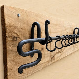 Suporte de parede para panelas em ferro forjado feito à mão, organizador rústico para cozinha estilo fazenda.