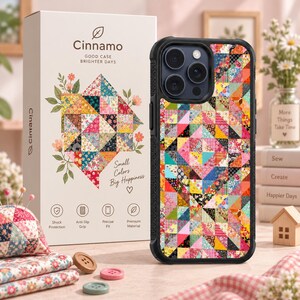 Könnte beinhalten: Eine Smartphone-Hülle mit einem bunten Patchwork-Muster aus Dreiecken in verschiedenen Blumen- und geometrischen Drucken. Die Hülle hat einen schwarzen Rahmen und wird neben der weißen Verkaufsverpackung mit der Aufschrift Cinnamo gezeigt.