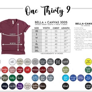 K&ouml;nnte beinhalten: Ein weinrotes Unisex-V-Ausschnitt-T-Shirt mit Gr&ouml;&szlig;en- und Farboptionen. Das Shirt ist ein Bella + Canvas 3005, mit Ma&szlig;en in Zoll. Zu den Farboptionen geh&ouml;ren Schwarz, Marine und melierte Farben.