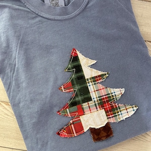 CHRISTMAS Tree COMFORT COLORS Embroidered Raggy - Appliqué Raggy Christmas Tree - Simple Christmas Tree Crewneck T-Shirt - Minimal Patchwork