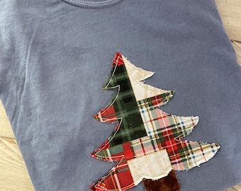 CHRISTMAS Tree COMFORT COLORS Embroidered Raggy - Appliqué Raggy Christmas Tree - Simple Christmas Tree Crewneck T-Shirt - Minimal Patchwork