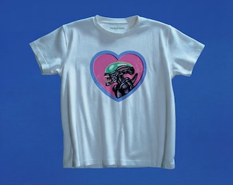 Alien Graphic Tee, Retro Xenomorph Shirt, Vintage Sci Fi Baby Tee, Horror Movie Gift, Dark Romance Alien Top, Alt Girl Shirt, Y2K Aesthetic