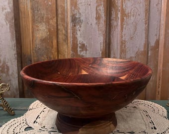 Un cuenco de pedestal de madera torneada de estilo vintage, hecho a mano.
