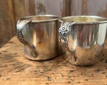 Pequeñas tazas vintage bañadas en plata, de diferentes estilos.