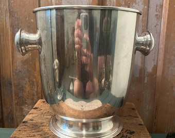 Un enfriador de champán o vino bañado en plata.