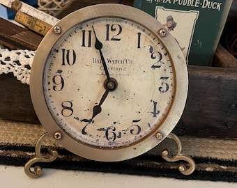 Un reloj de sobremesa antiguo de latón macizo de Timeworks.