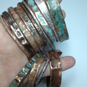 13 puños de pátina pulseras apiladas hechas a mano joyería de cobre martilladas a mano imagen 1