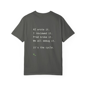 Camiseta "La IA lo escribió, la producción lo rompió" - Ciclo de depuración, regalo para programadores, camiseta para desarrolladores de software.