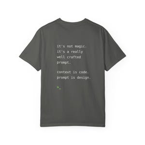 T-shirt med AI-kod och programmerare
