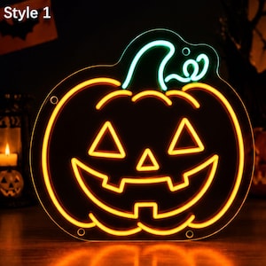 Può includere: Un'insegna al neon a forma di zucca di Halloween con una luce arancione brillante che delinea il viso e il corpo, e una luce verde vibrante che forma il gambo e il viticcio in alto. Il testo Style 1 è visibile nell'angolo in alto a sinistra.
