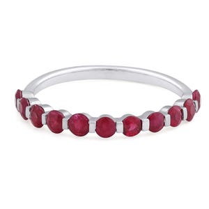 Bague en argent sterling 925 sertie de rubis, bague empilable en rubis naturel, demi-alliance en pierre précieuse rouge, bague minimaliste en rubis, cadeau pour elle